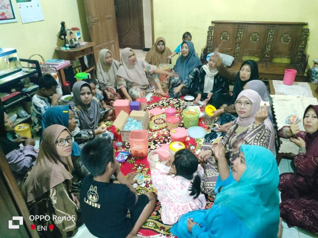 Kader Posyandu Desa Semare Gelar Halal Bihalal dan Silaturahim Idul Fitri 1447 H foto kader halal bihalal (b)