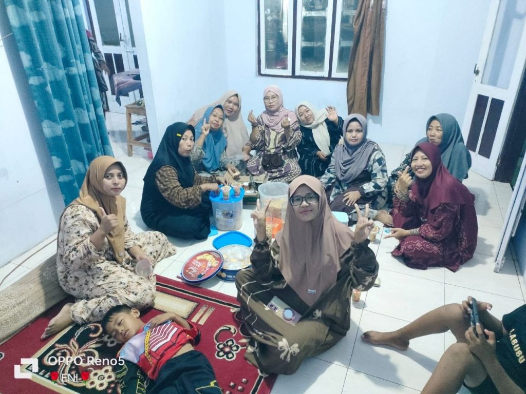 Kader Posyandu Desa Semare Gelar Halal Bihalal dan Silaturahim Idul Fitri 1447 H foto kader halal bihalal (c)